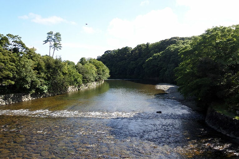 天照大御神のお告げがあり、五十鈴川のほとりに内宮を創建することに。