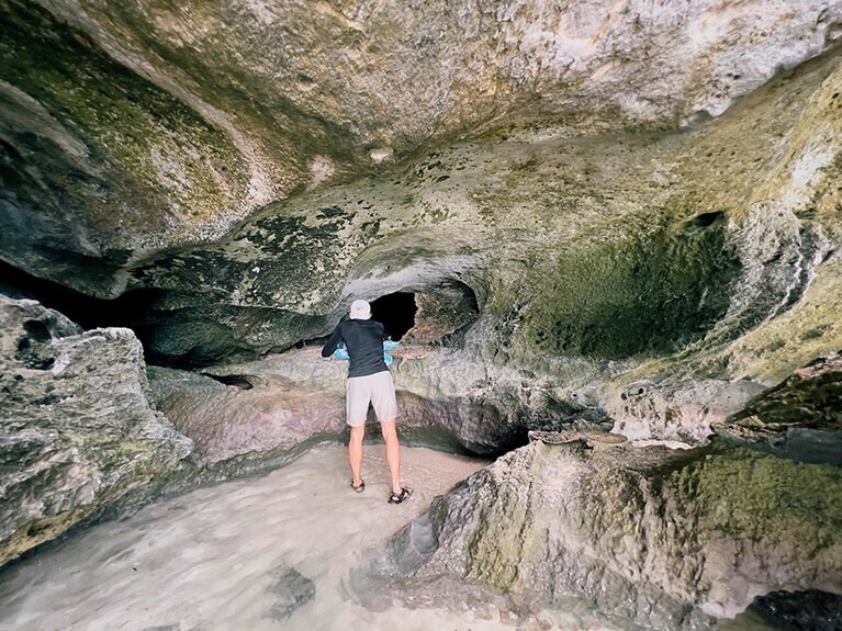 波打ち際の小さな穴に、リゾートスタッフがバスタオルを敷いた。「まさか……」（笑）。