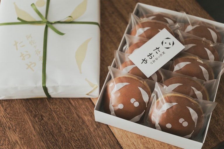 どらやき10個入3,000円。箱詰めは6個入1,840円から。