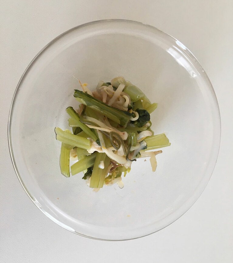 お浸しもしっかり水切りして具材に。ちなみに私はだしとしてゆでる時に塩分無添加の煮干しを使っています。