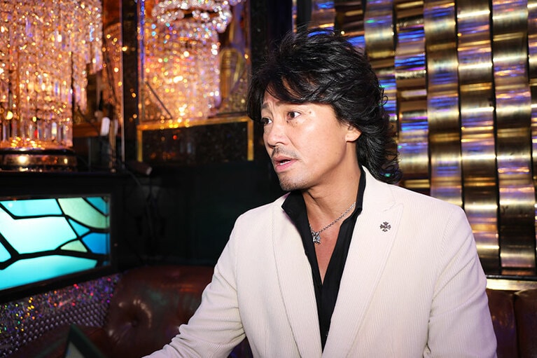 ホスト歴26年、部長の称号を持つ美島光司さん。真っ白のスーツが大人のオトコの魅力を引き立てる。