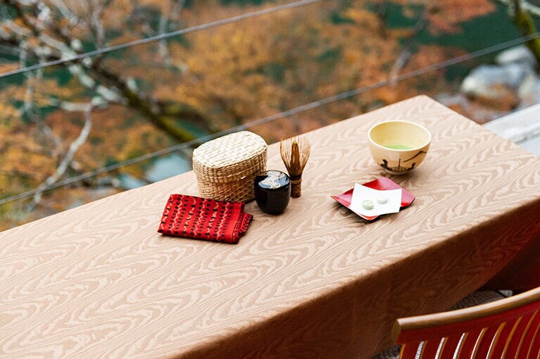 眼下にせせらぎを眺めながら、お抹茶で一服。