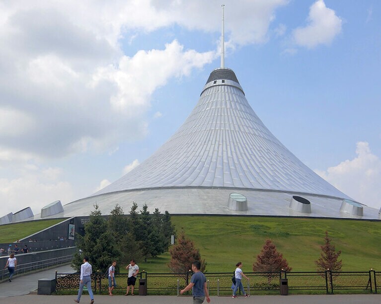 巨大ショッピングモールの「ハン・シャティール」。館内にはジェットコースターも。