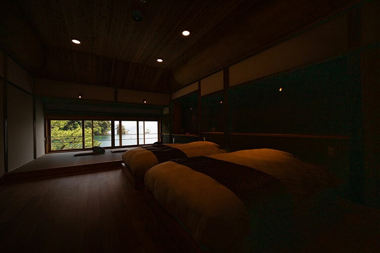 「典雅」のベッドルーム。窓際の座敷からは伊根湾が一望できる。