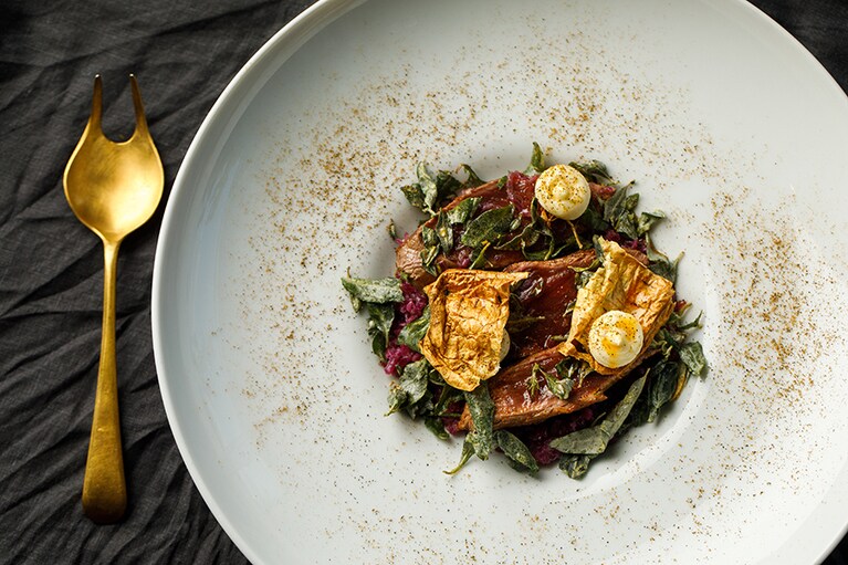 「ザ・ソース・レストラン」で味わえる洗練された料理。Image courtesy of the artist and MONA Museum