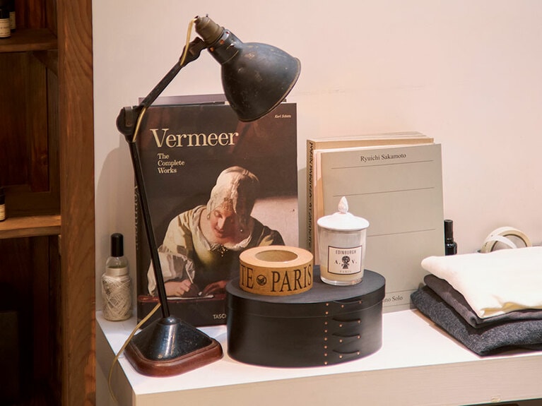 商品だけでなく店内を彩る小物にも店のセンスが光る。