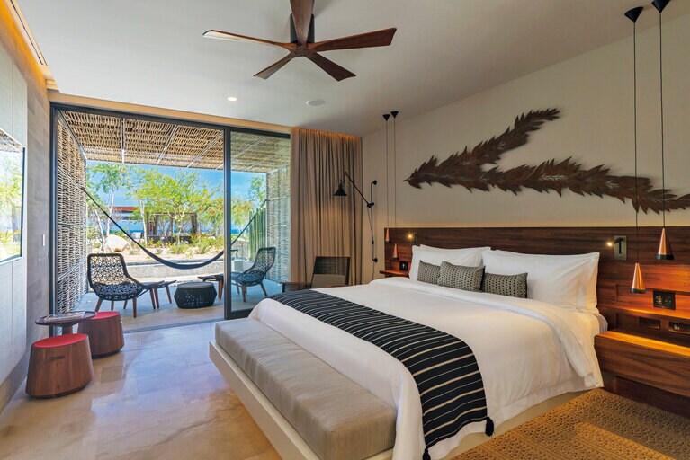 全室に個別のエントランスと中庭、テラスを完備。