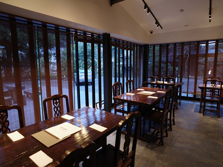 メインダイニングからは、ガラス越しにテラスを眺めることができる。