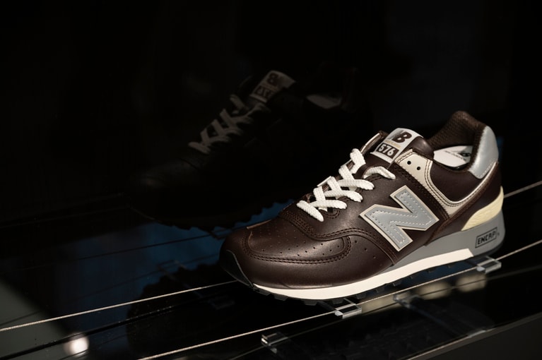 足元をピリっと引き締める「U576JP」は、革靴感覚で履くことができる。