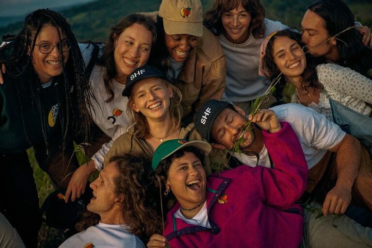 オン×スカイ ハイ ファーム グッズのコラボコレクション第1弾、ビジュアルより。