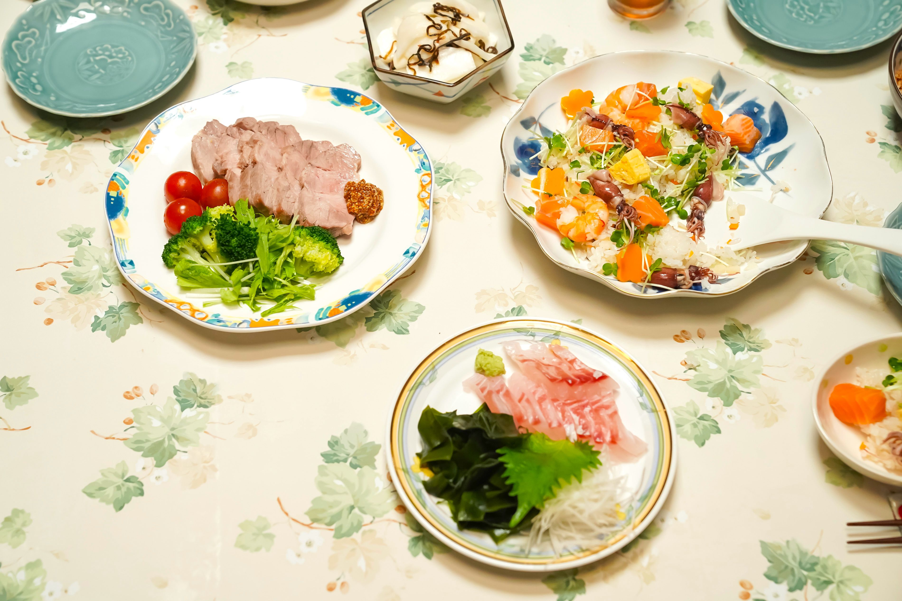 舞のためにめぐみが作ったばら寿司、鯛のお造り、ローストポーク、かぶと塩昆布のサラダ　©NHK