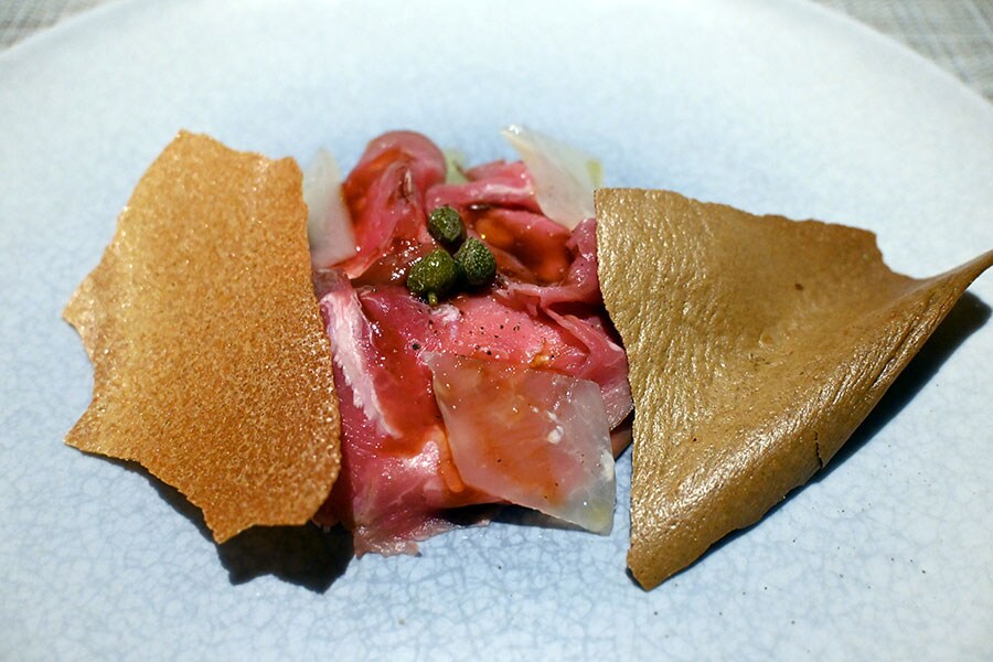 臭みが一切ない、宮古島で特別に育て、丁寧に仕上げたヤギ肉の一皿「宮古島産ピンザのトンナートソース」。