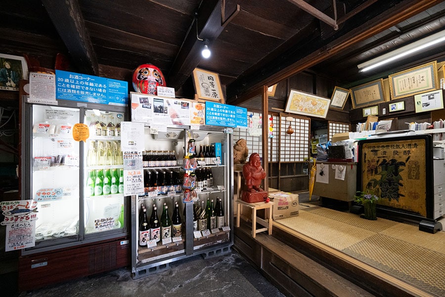 山側にある母屋では日本酒や酒粕などが買える。