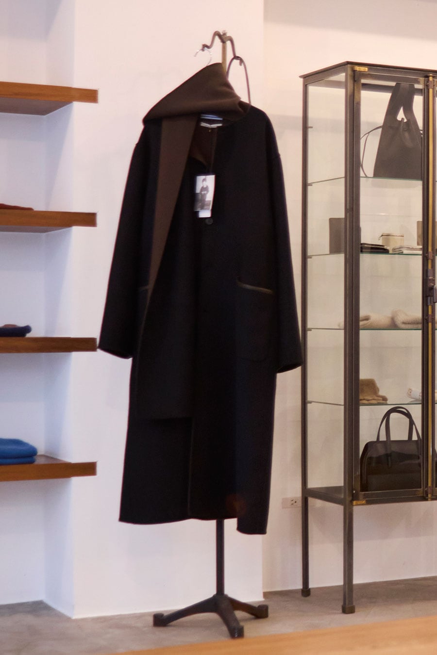 日本のブランド「オーラリー」のコートや「Aeta」のバッグ。／WASHIDA PARK（ワシダパーク）