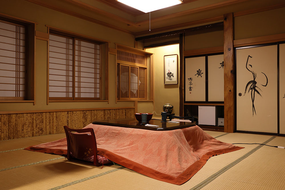 2階の客室「蝶」では、末廣博子氏の作品「舞」と「花鳥風月」が襖に描かれている。
