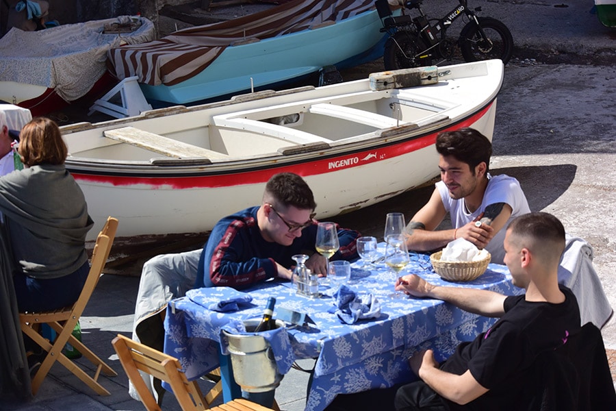 「ダ・マリア・グラツィア」は船着き場にもテーブルを並べるほどの盛況ぶり。