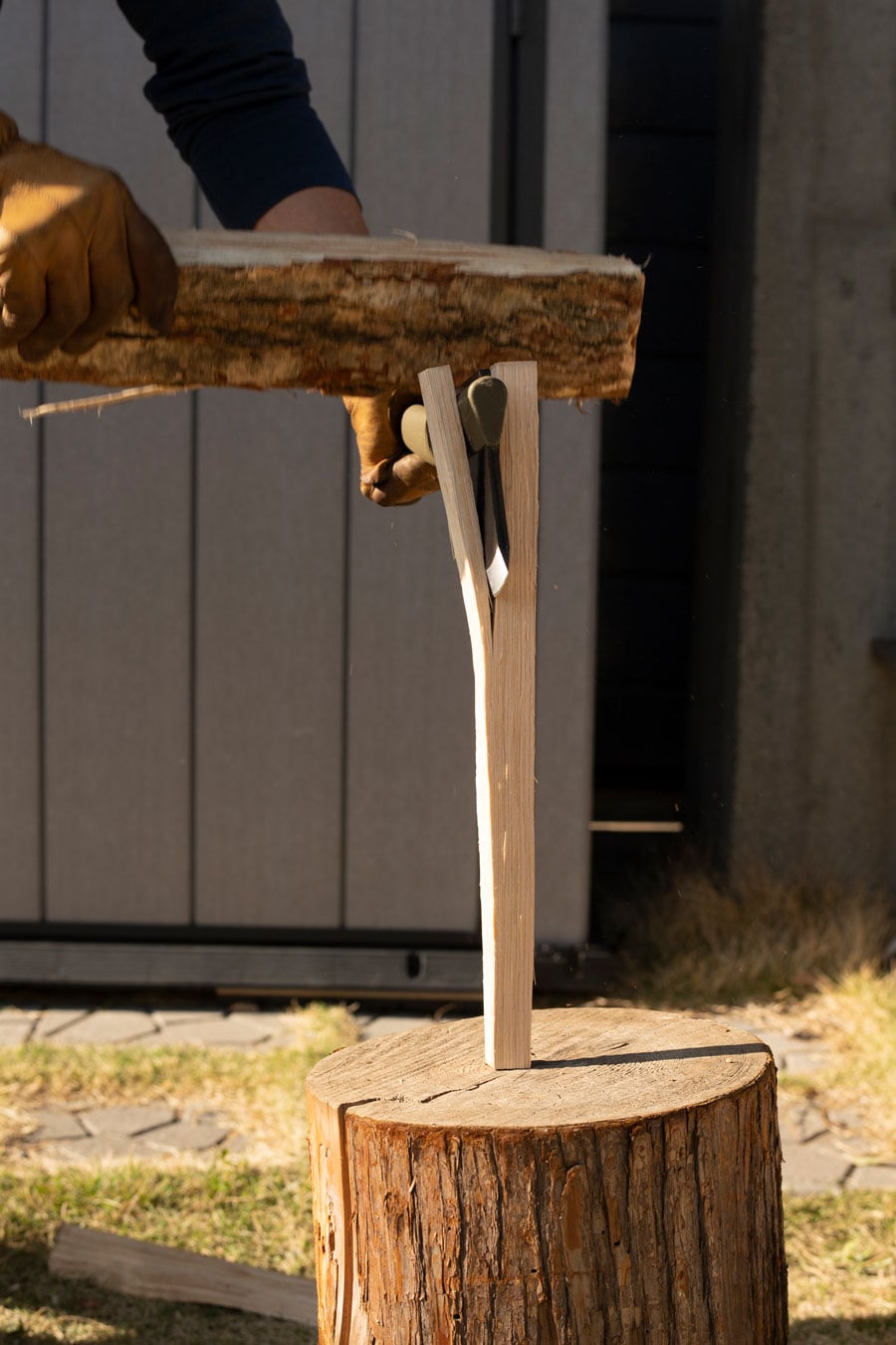 薪割り台に対して、薪を垂直に置く。