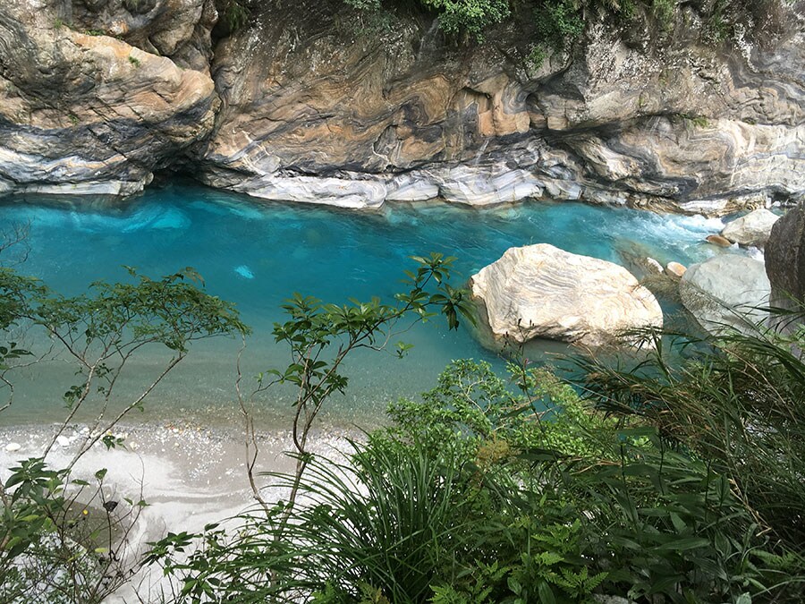澄み渡る青い水が美しい、太魯閣峡谷内にある「砂卡礑步道」。