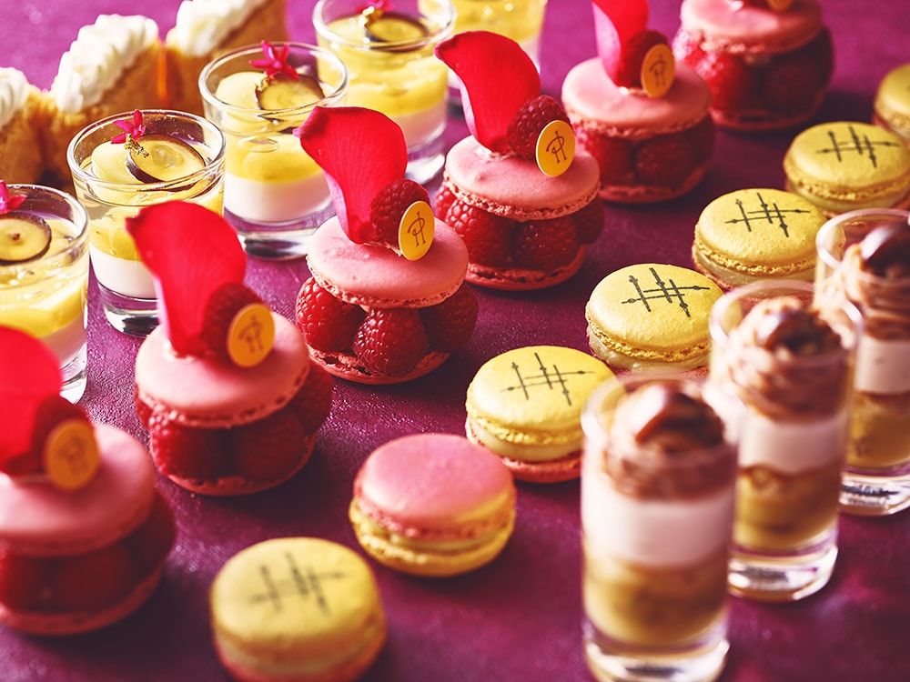「ピエール・エルメ・パリ」のスイーツは、マカロンを使った生菓子「イスパハン」と限定マカロン「ジャルダンアンダル」、グラスデザート「エモーションオマージュ」の3種類。