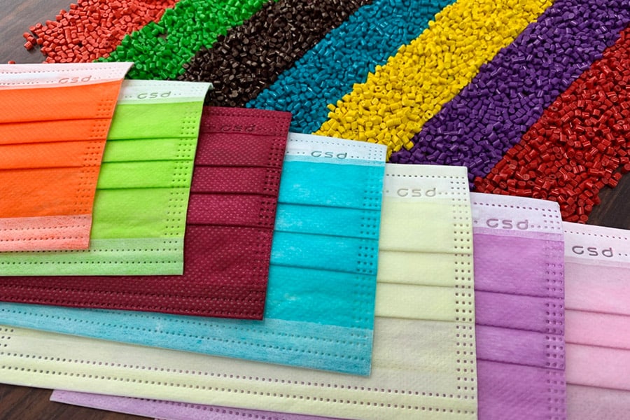 熱可塑性樹脂を使った着色法は、退色や化学物質の残留の心配がないという。