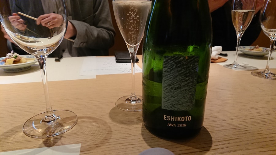 このたび世界基準のスパークリング日本酒「awa酒」に認定された「ESHIKOTO AWA 2018」。
