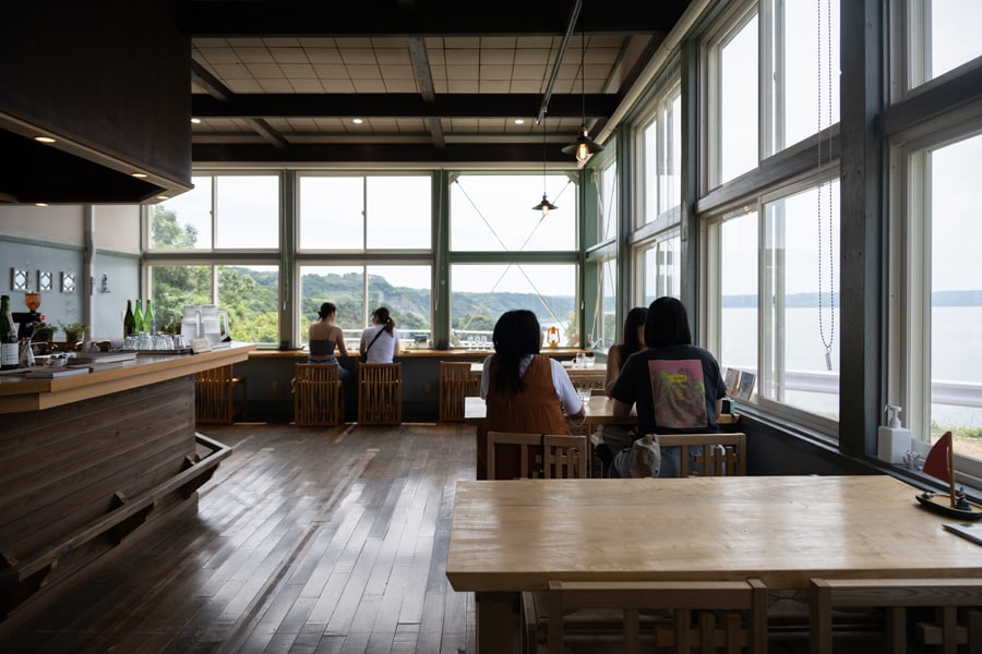 木造校舎の元職員室を改装し、発酵×地域食材をテーマにしたメニューを提供するカフェ。