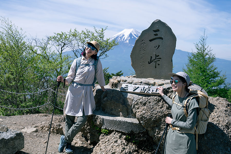 立派な山頂標識が建っている。