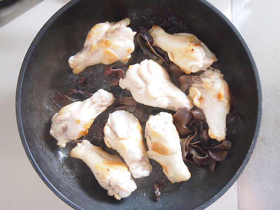(5) (2)の黒木耳を入れ、鶏肉と一緒に炒めます。鶏肉に火が入ったら取り出します。