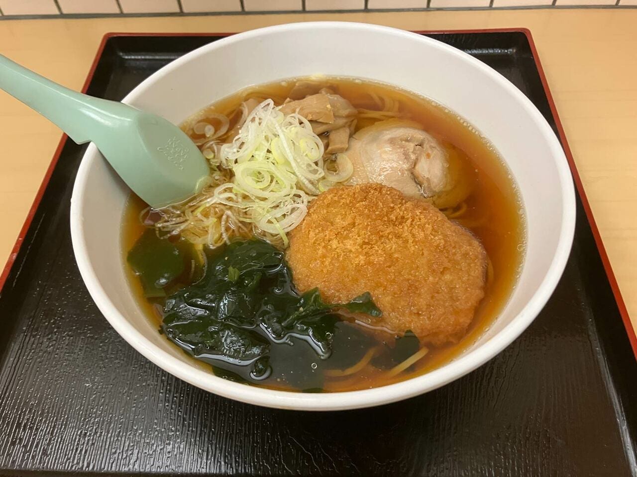 醤油ラーメン+コロッケ（合計670円）。大きめの「コロッケ」が嬉しい