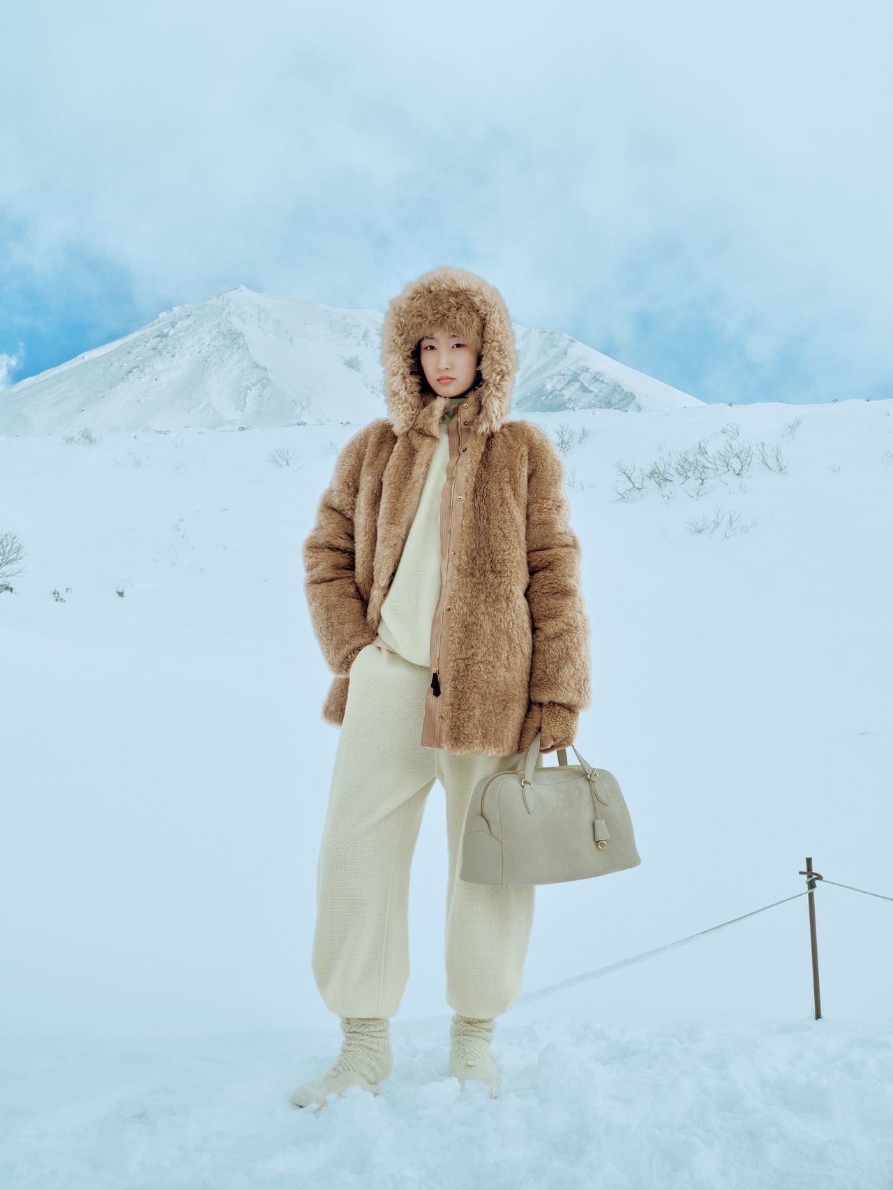 ジャケット 4,213,000円、スウェットシャツ 503,800円、タートルネック（参考色） 168,300、パンツ 541,200円、ハット 374,000円（参考価格）、グローブ 168,300円（参考価格）、ソックス 74,800円（参考価格）、シューズ 155,100円（参考価格）、バッグ 765,600円／ロロ・ピアーナ（ロロ・ピアーナ ジャパン）