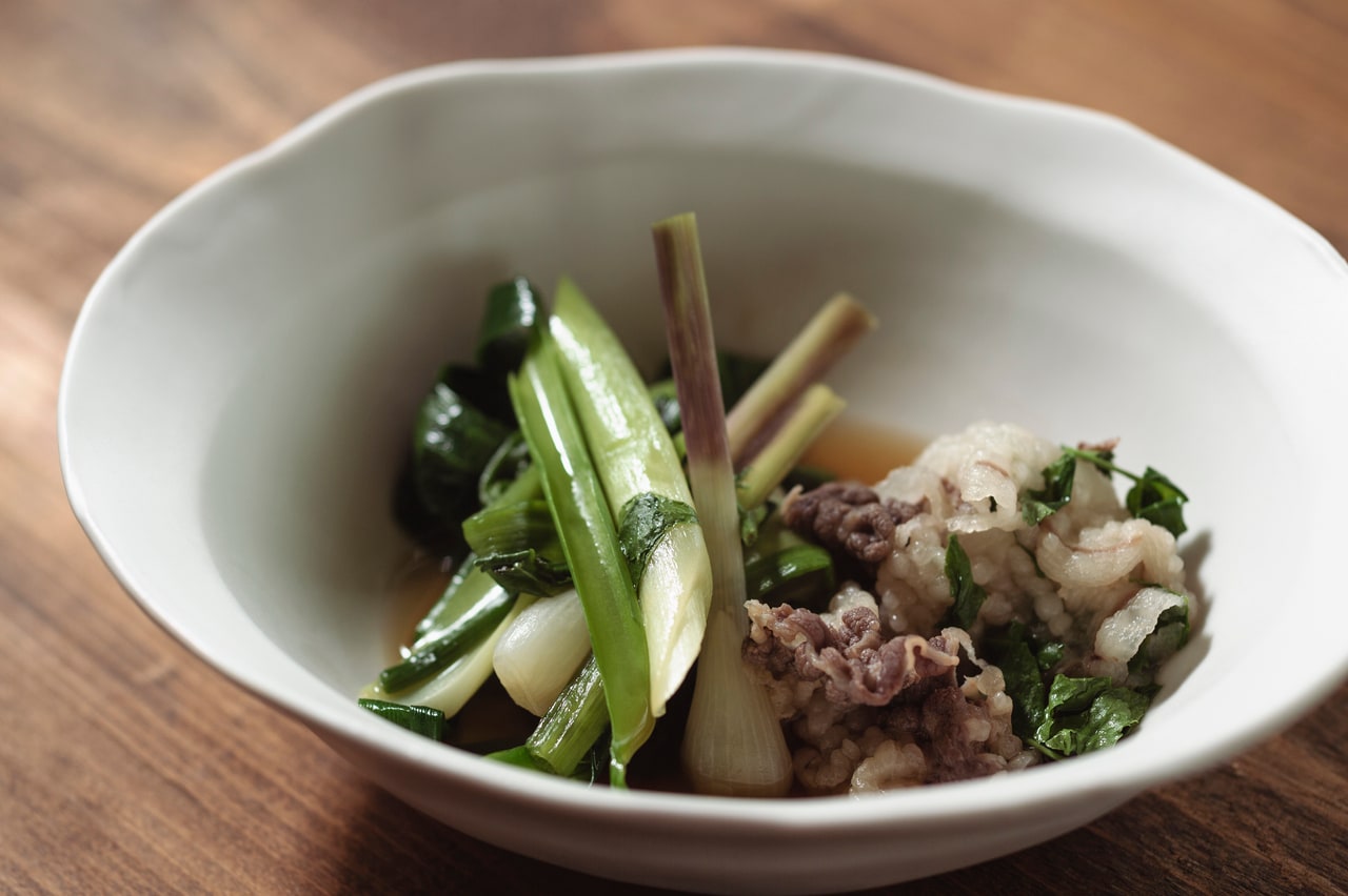 しゃぶしゃぶするとくるくると縮まる熊肉は、清らかで澄んだ味。