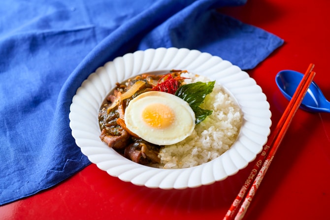 成城石井自家製 五香粉とバジルで味わう台湾風三杯鶏飯（サンペイジーハン） 税込755円。