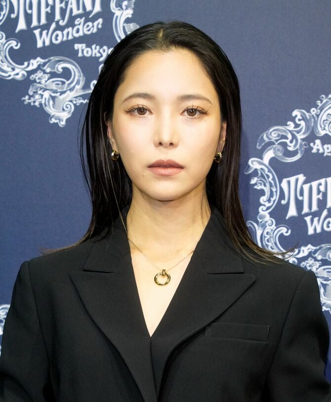 2024年ティファニーのイベント。「フォーマルな装いにあわせて、リップラインをしっかりとったり、より束感をつくったまつ毛に仕上げています。瞳に光が入って見えることから人気の『水光カラコン』を使用しているようにも見えます」（美容クリエイター・渡辺茉優子さん）　©時事通信社