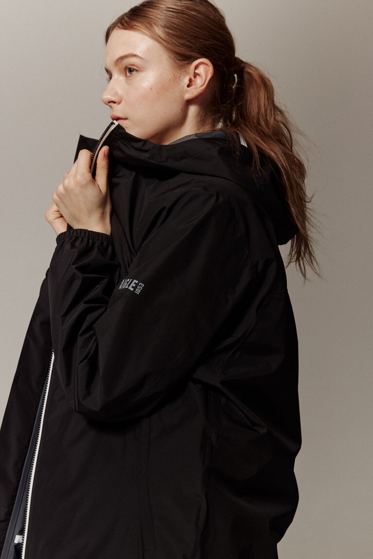 コレクションのアイテムはすべて「AIGLE FOR TOMORROW」。再生素材や環境に配慮して生産されている。