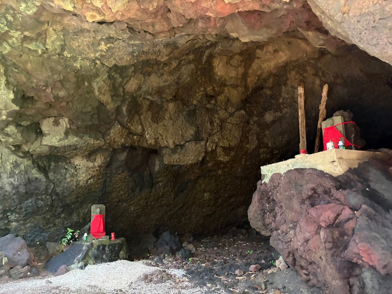 こちらが溶岩トンネルの入口。ここから奥へ132メートル、真っ暗なトンネルが続きます。