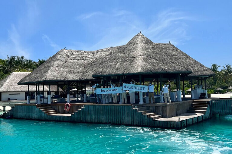 リゾートを離れるとき、‘See you soon’「また会う日まで」の横断幕に感激！