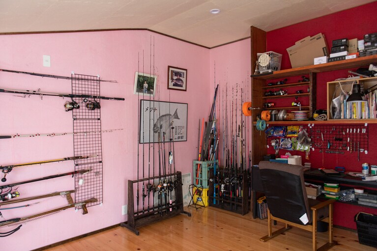 「釣り体験民泊みさき丸」。松本さんの仕事部屋はまるでギャラリーのよう。