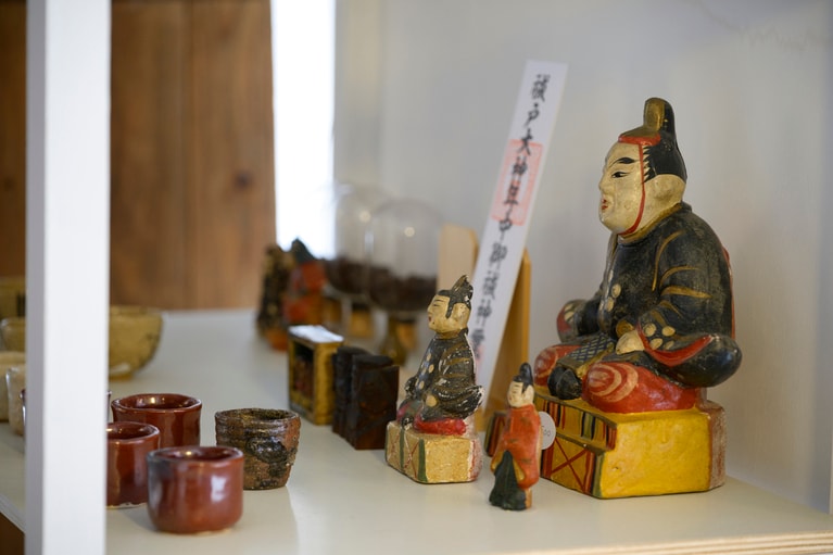 鳴神山に登らずとも御札を手にとってもらえるようにという思いから、店内では雷神岳神社の狼札も販売。