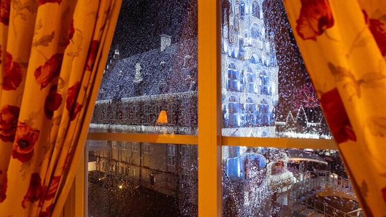 パークの中心にあるホテルアムステルダムでは、室内からも白銀の世界がこの通り。何ともいえない光景だ。