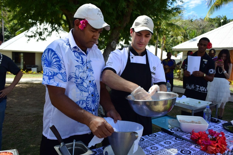 郷土料理ココンダのクッキング教室を開催するリゾートも。