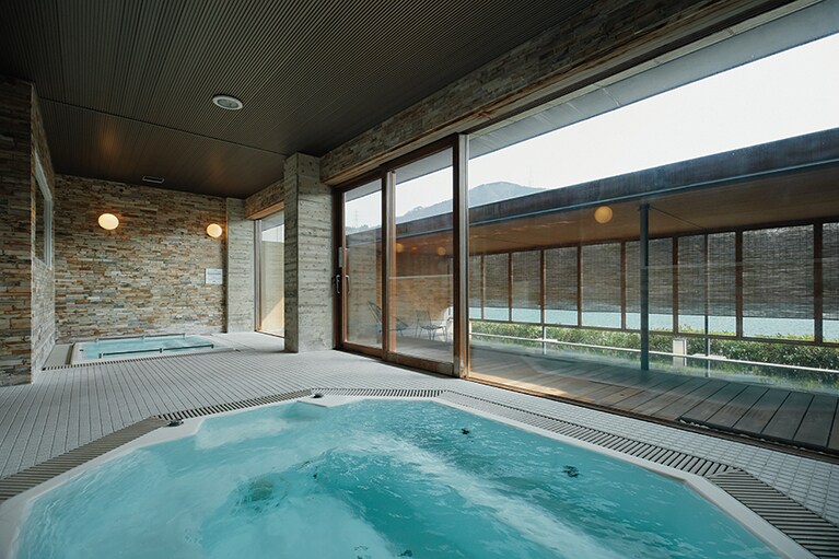 【リバーリトリート雅樂倶】広々としたジャグジーバス、炭酸泉、露天風呂を完備した、宿泊者専用の癒しの空間。