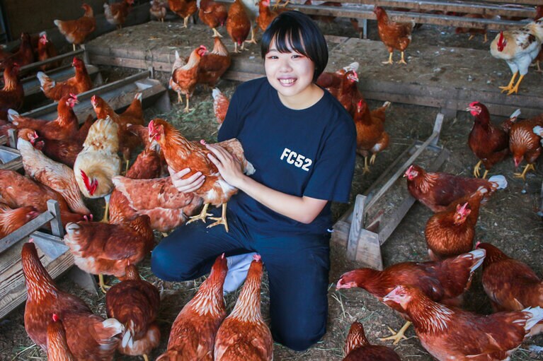 養鶏場を訪ねて。写真提供：田中麻衣さん。