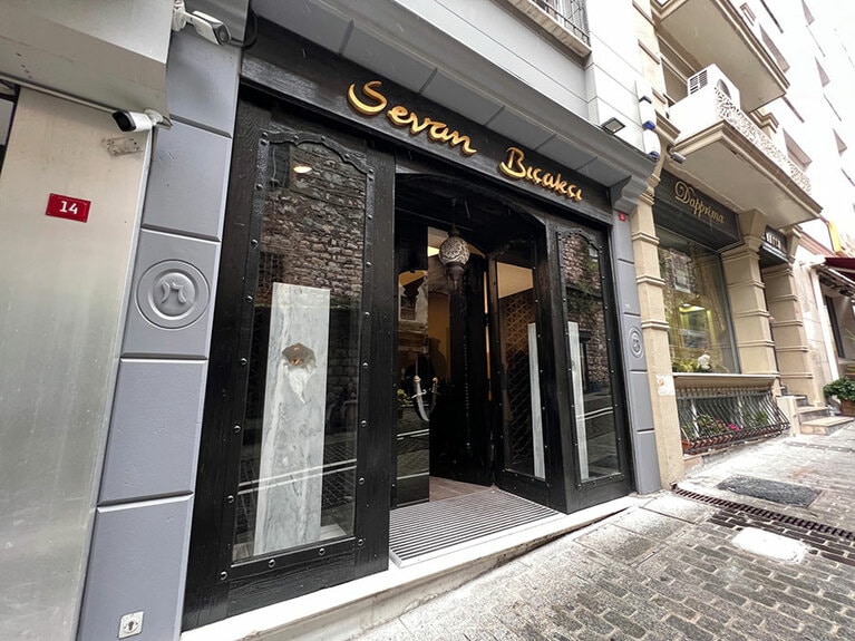 グランド・バザールの東側の路地沿いに、黒い入り口がある。