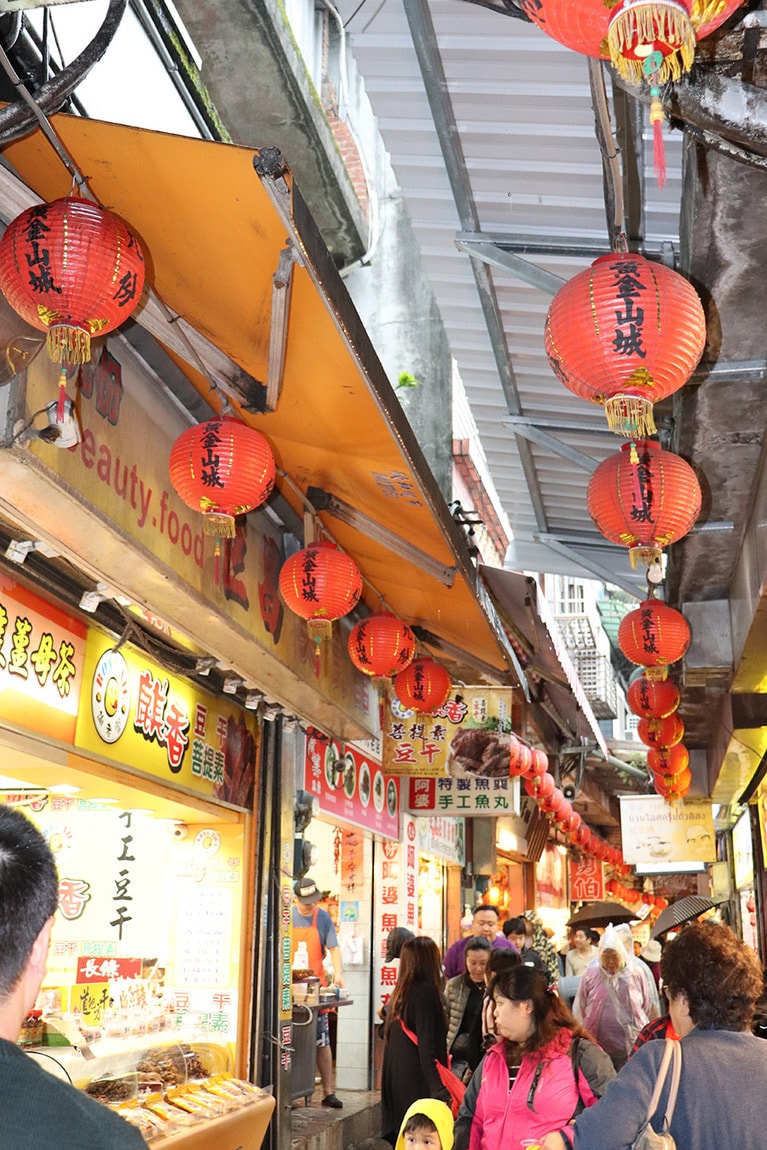 狭い通路の両脇にお店がずらり。屋根があるので多少の雨なら凌げる。
