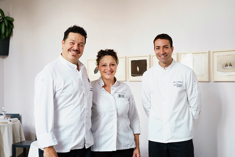 左から、オーナーシェフ夫妻のフィリッポ・サポリートさんとオンブレッタ・ジョヴァンニーニさん、エグゼクティブシェフのダリオ・メッシーナさん。