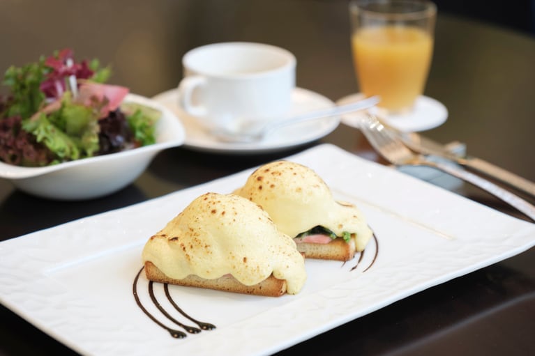 「オーガニックエッグのエッグベネディクト セット」5,200円。予約可（前日12:00まで）。
