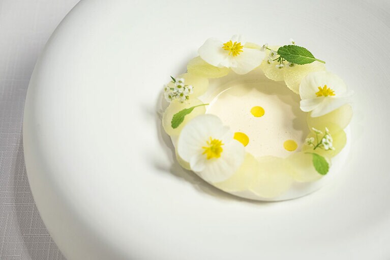 白いお皿に映える一品。一般的なスペイン料理の概念を覆されます。