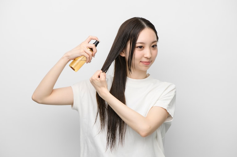 中間から乾燥しがちな毛先までまんべんなくスプレーする。