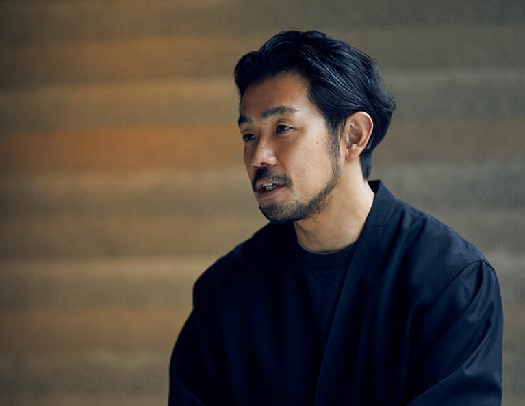 細尾（HOSOO）12代目当主、細尾真孝氏。