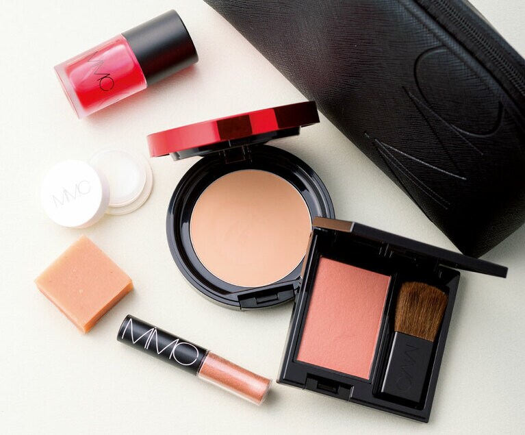 「人気アイテムが詰まったキットはお得感あり」(K) MiMCホリデーコフレ2019：BBバーム、ミネラルリップアップ 02、ミネラルスムースチーク 02、ミネラルカラーパウダー 223、ロイヤルローズソープ(ミニ)、エッセンスハーブバームクリーム(ミニ)、ポーチ 13,500円／MiMC(2019年11月1日[金]限定発売)